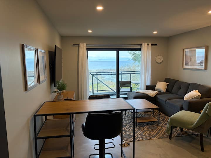 Sunrise Oceanfront Suite In The Comox Valley - Courtenay