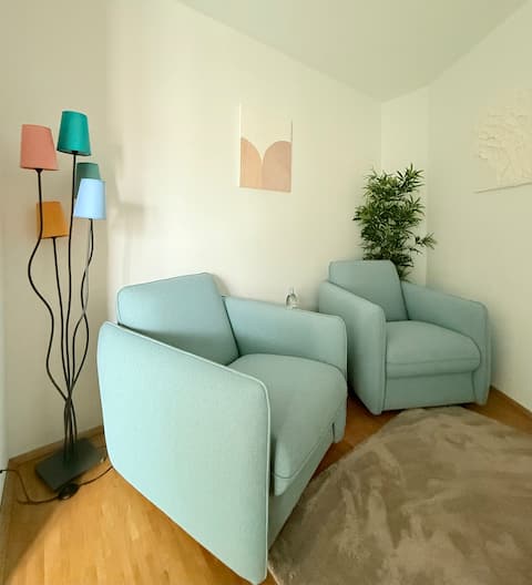 Top Airbnb: Chic apartment with balcony near the central station, elevator, center in Oststadt