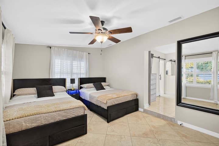 Chumba kipana cha kulala chenye vitanda viwili vikubwa, kinachoweza kutoshea hadi wageni wanne. Sehemu angavu na yenye kuvutia, inayofaa kwa ajili ya kupumzika na familia au marafiki