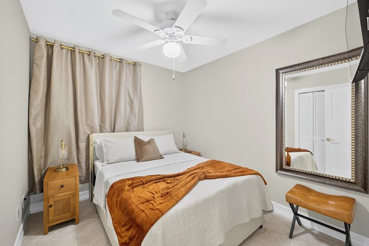 Chumba cha kulala chenye kitanda kizuri, mapambo ya kawaida na feni ya dari. Inafaa kwa ajili ya ukaaji wa kupumzika.