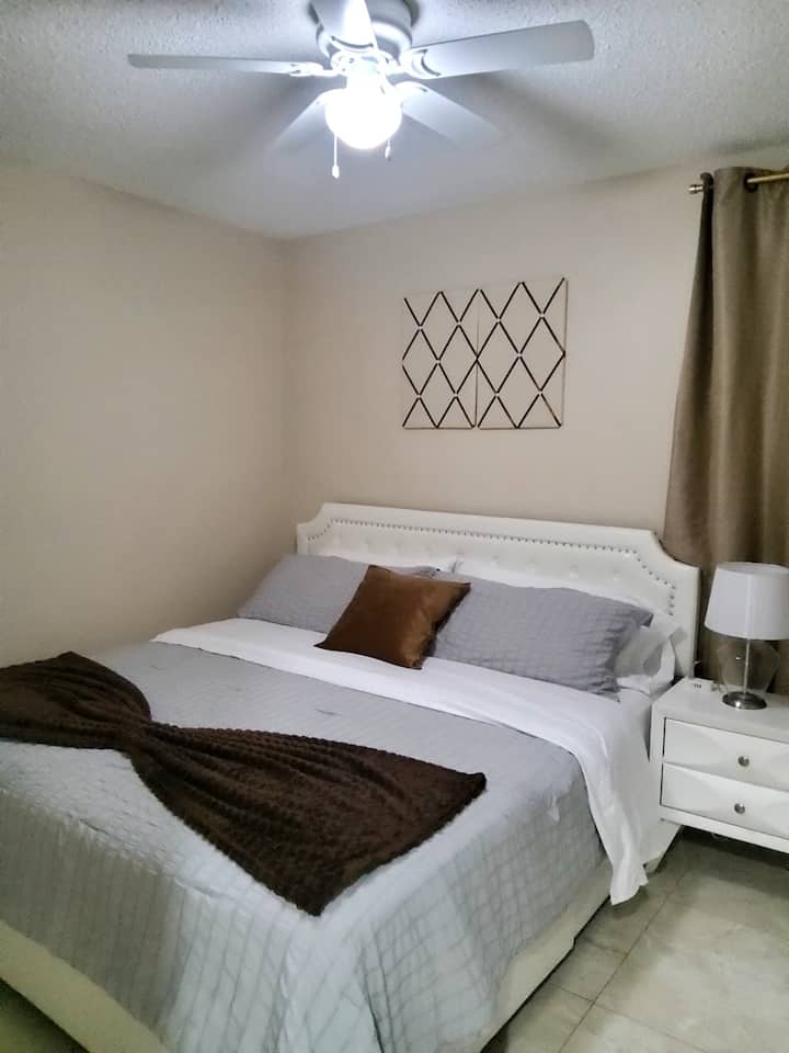 Chumba kizuri cha kulala chenye kitanda mkubwa wa kifahari na wenye nafasi ya kutosha, mashuka laini na mazingira ya utulivu. Inafaa kwa mapumziko ya usiku wa hali ya juu.