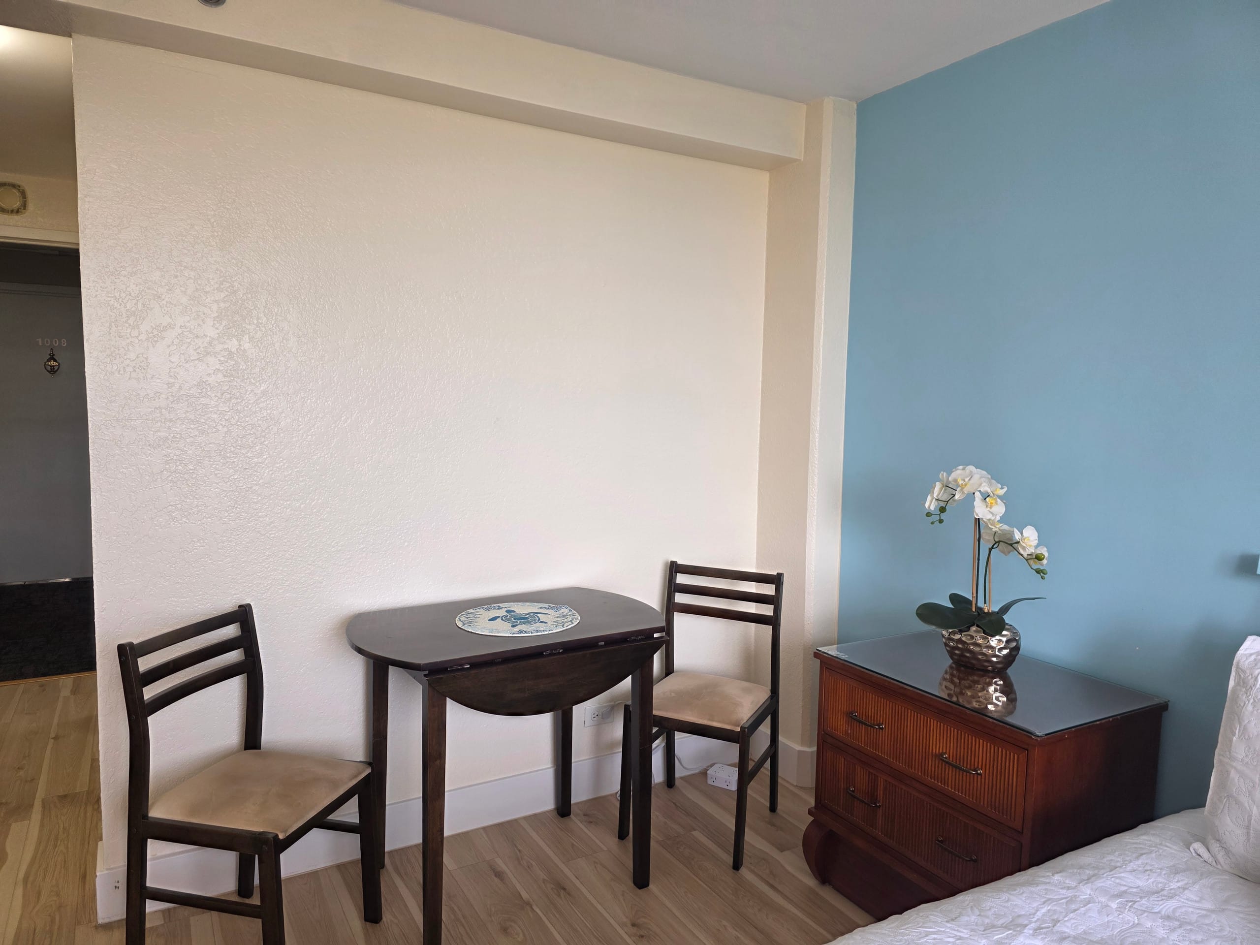 Condo in Honolulu · ★4.33 · Studio · 1 bed · 1 private bath - Image 4