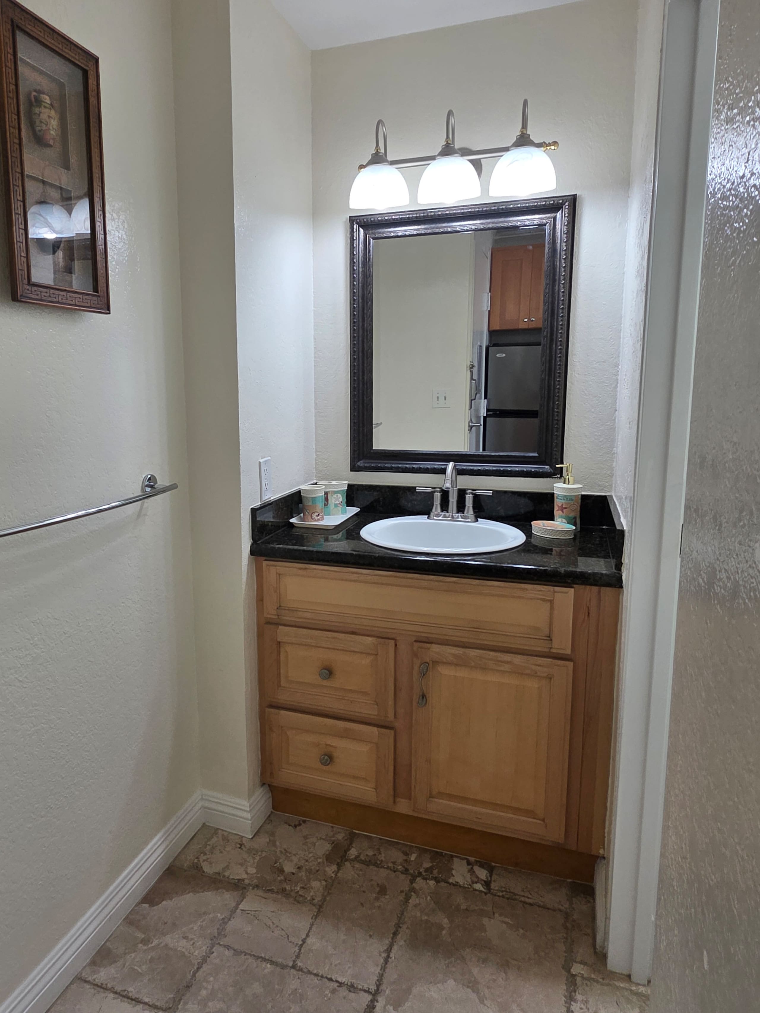 Condo in Honolulu · ★4.33 · Studio · 1 bed · 1 private bath - Image 6
