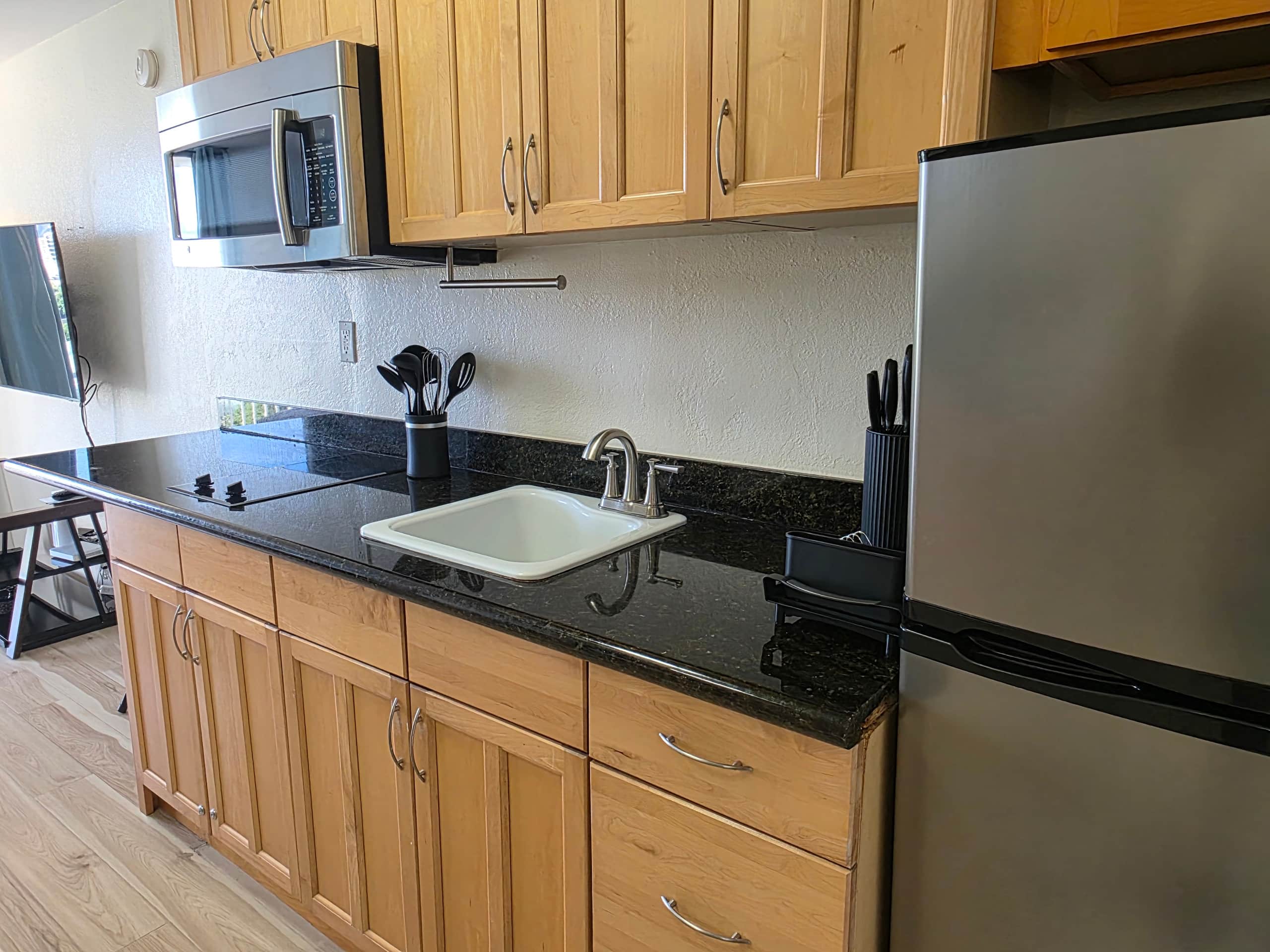 Condo in Honolulu · ★4.33 · Studio · 1 bed · 1 private bath - Image 8