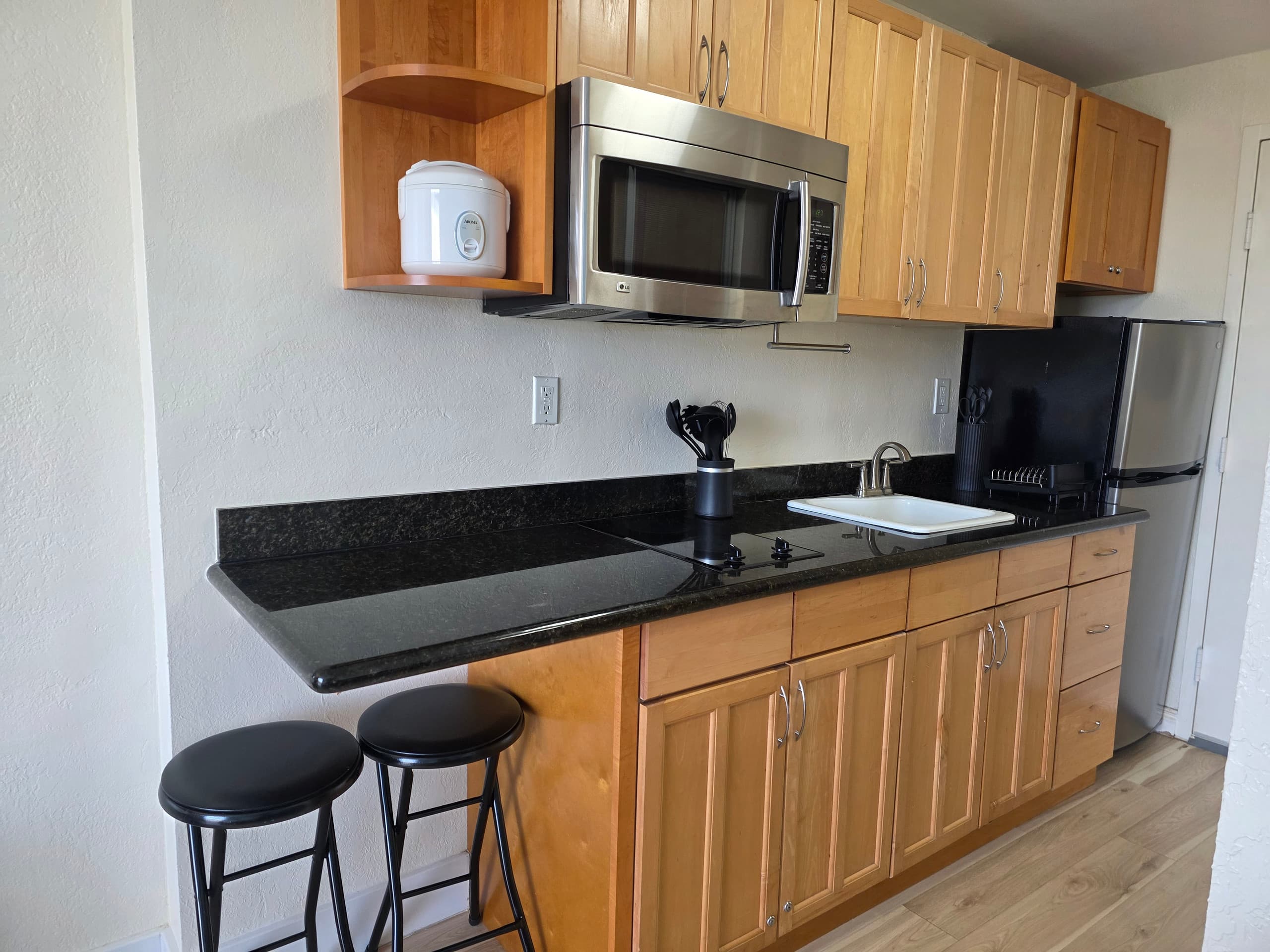 Condo in Honolulu · ★4.33 · Studio · 1 bed · 1 private bath - Image 9