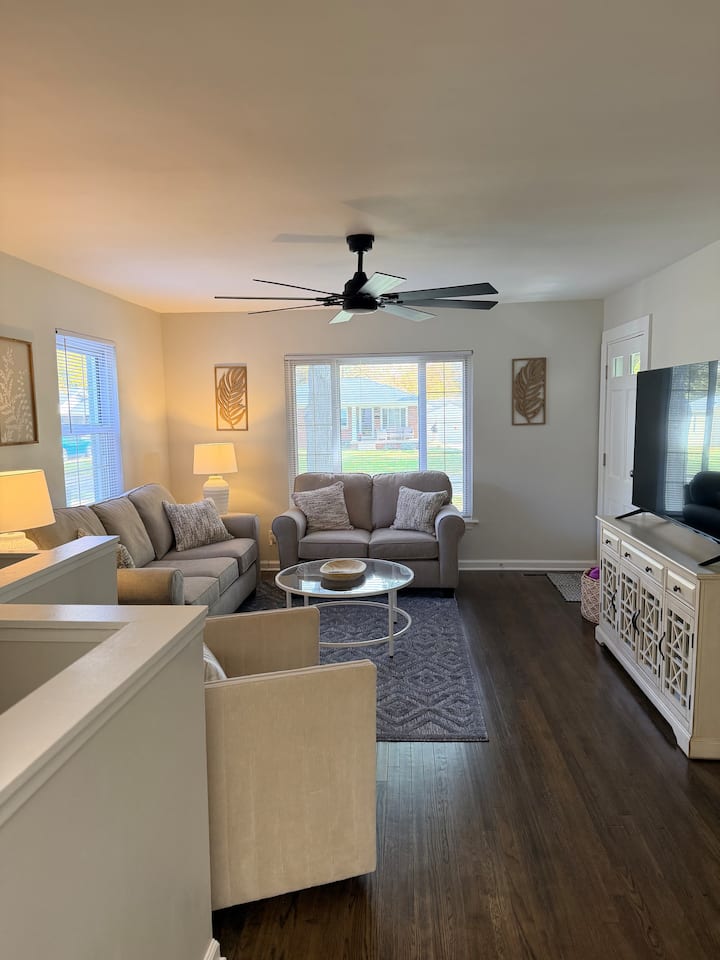 Cute & Cozy - Evansville, IN