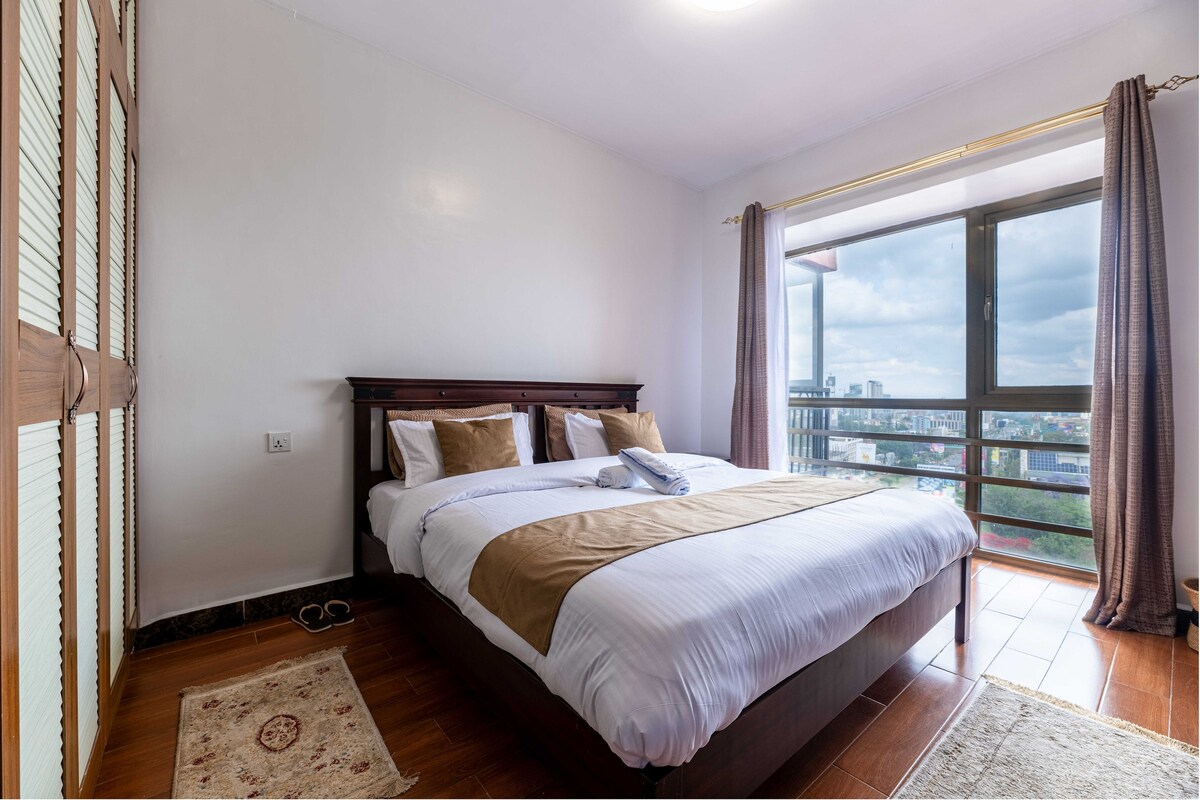 Спалнята има големи прозорци за естествена светлина и невероятна гледка към хоризонта.