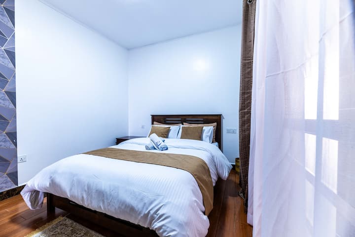 Ფართო საძინებელი დიდი ზომის საწოლით.