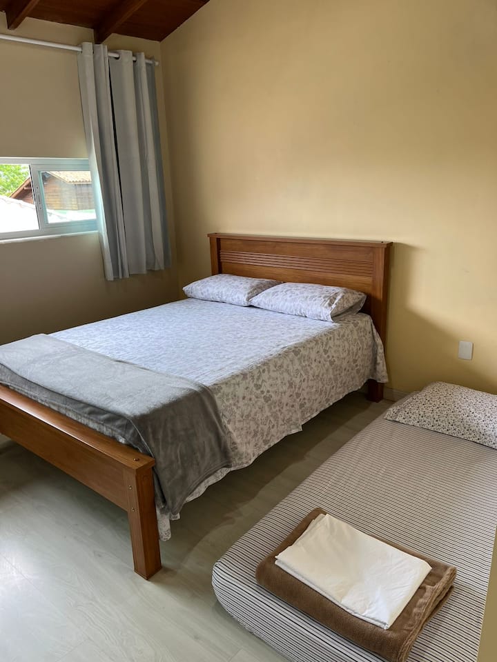 Spavaća soba 2, koja se nalazi na 3. katu:

1 bračni krevet i jedan madrac,
Klimatizacija, posteljina, jastuci i lagana deka.