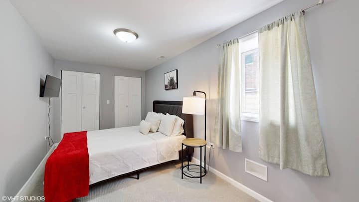 Habitación bien equipada diseñada para estancias tranquilas