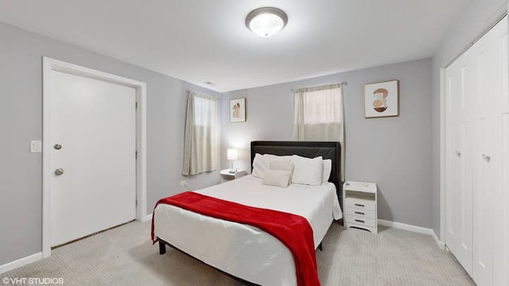 Habitación bien equipada diseñada para estancias tranquilas