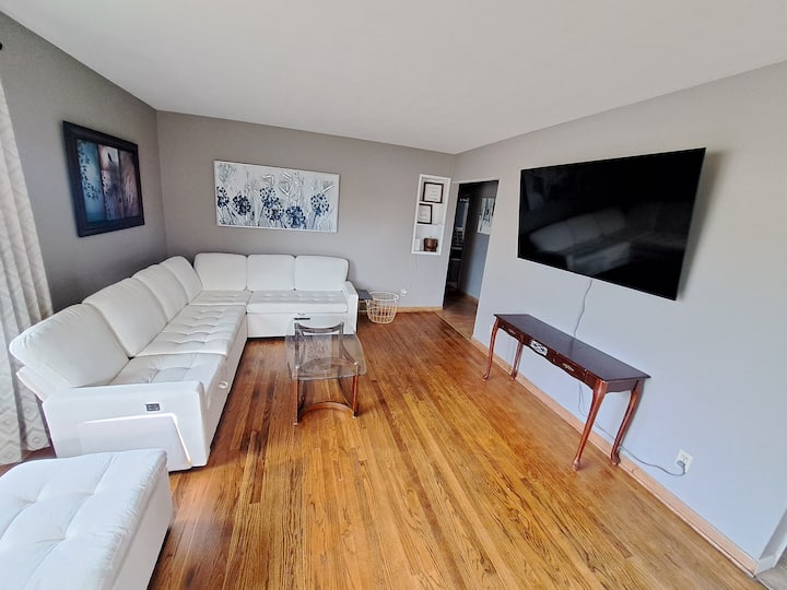 Location! Large Home, Country Views, Entertainment - Dubuque, IA