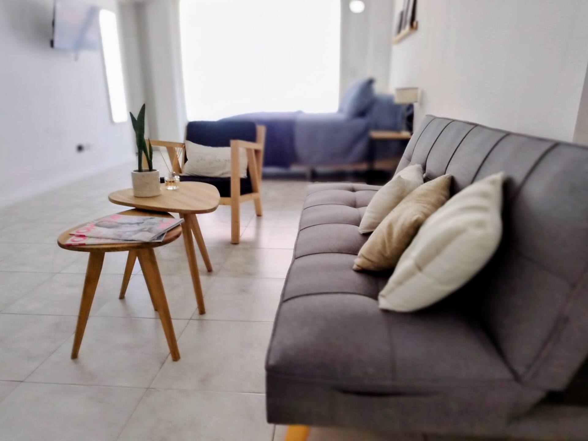 Bright studio apartment steps from the H. Italiano