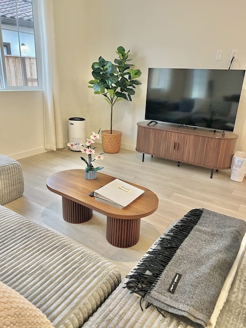 Top Airbnb: New Elk Grove 4BR • Sleeps 10 • Lux Tub • Casino in Elk Grove
