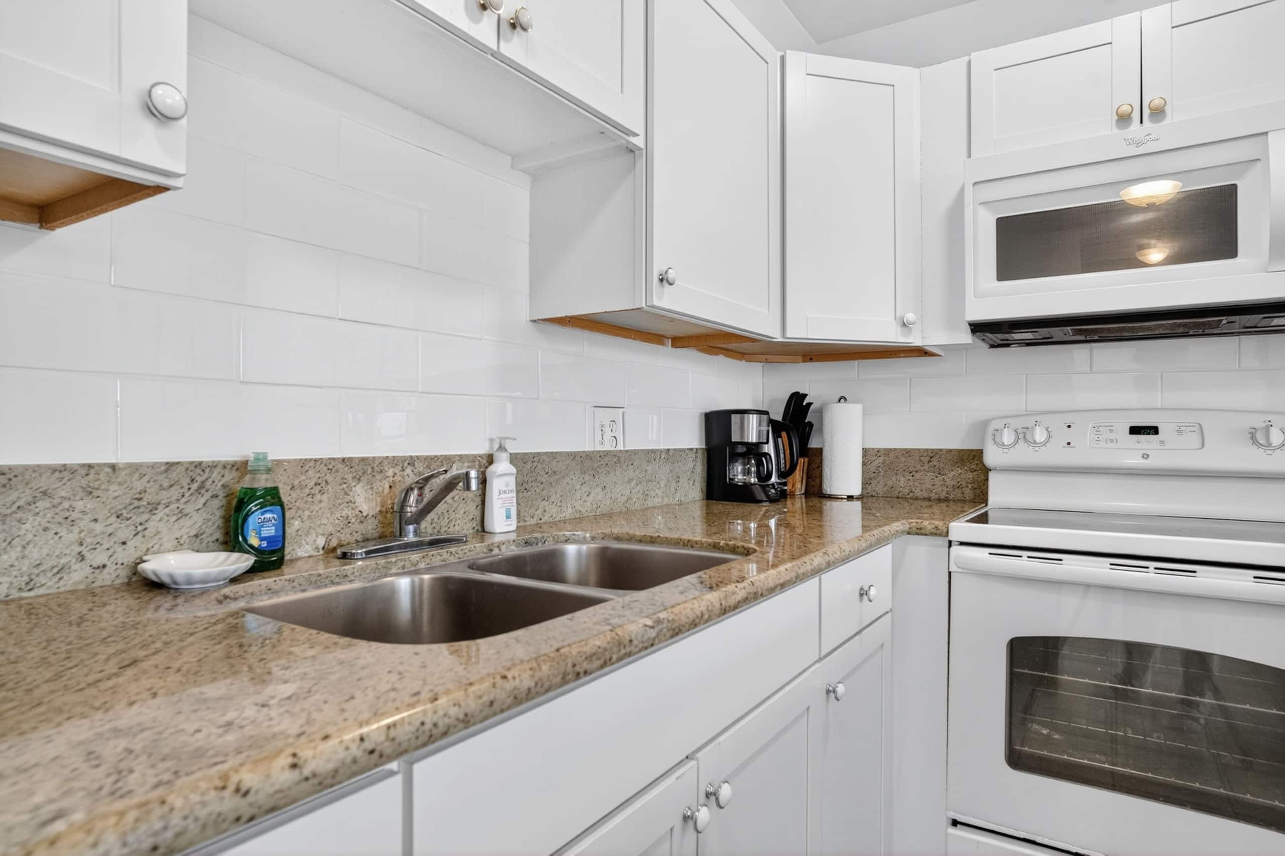 Condo in Honolulu · ★4.95 · 1 bedroom · 3 beds · 1 private bath - Image 14