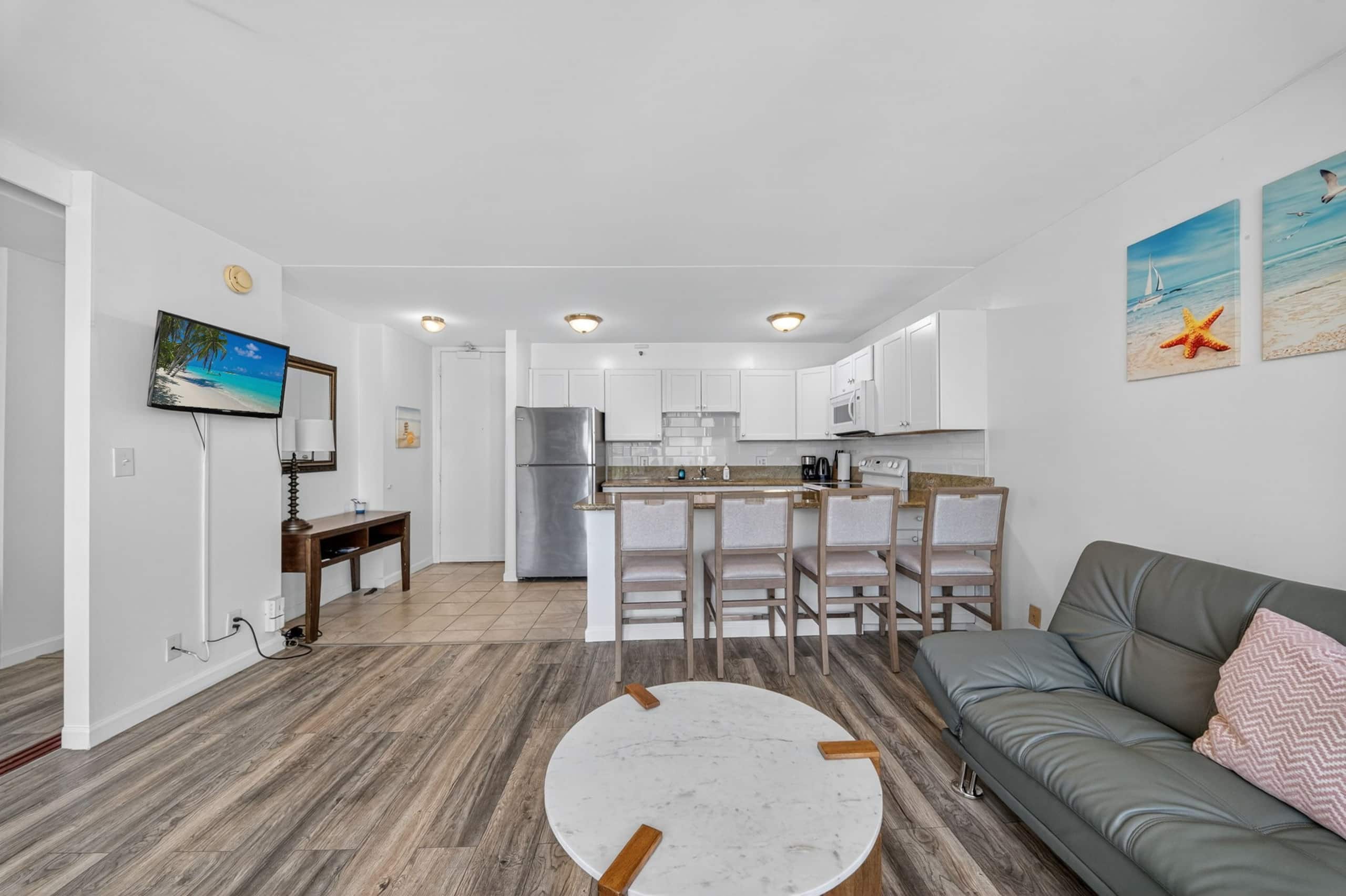 Condo in Honolulu · ★4.95 · 1 bedroom · 3 beds · 1 private bath - Image 4