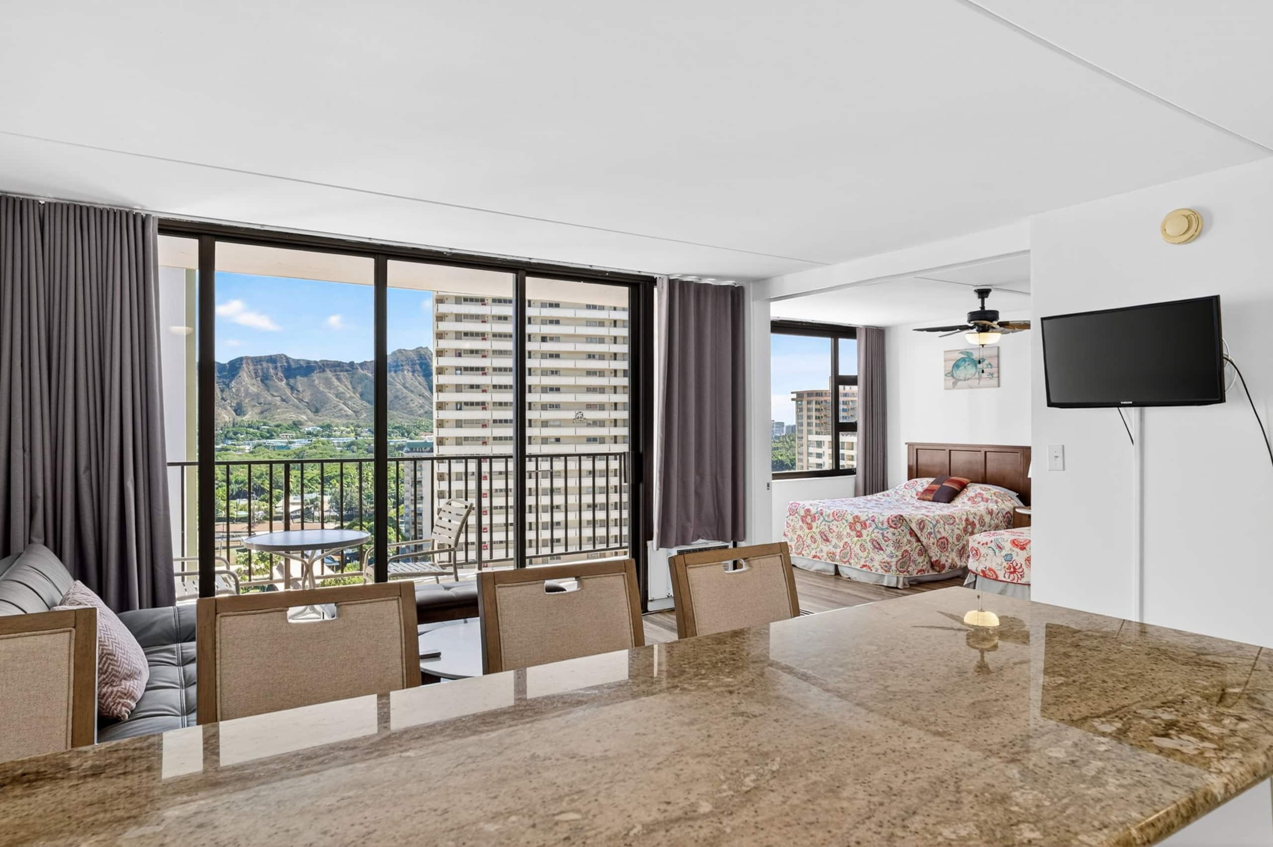 Condo in Honolulu · ★4.95 · 1 bedroom · 3 beds · 1 private bath - Image 31