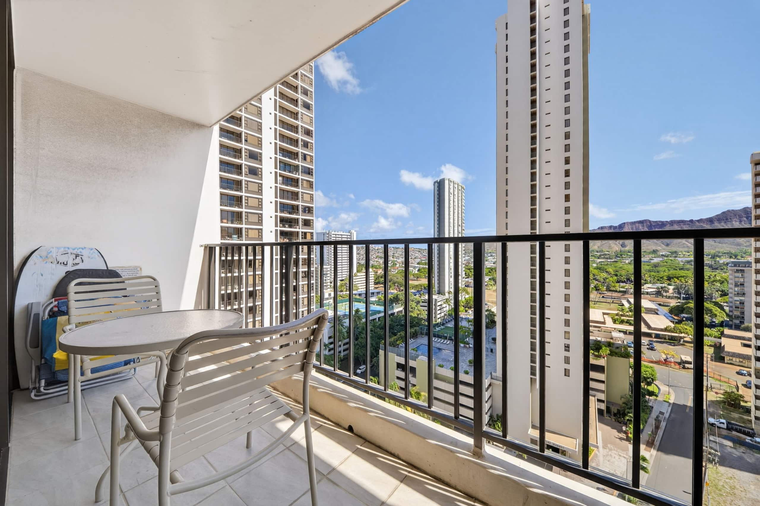 Condo in Honolulu · ★4.95 · 1 bedroom · 3 beds · 1 private bath - Image 21