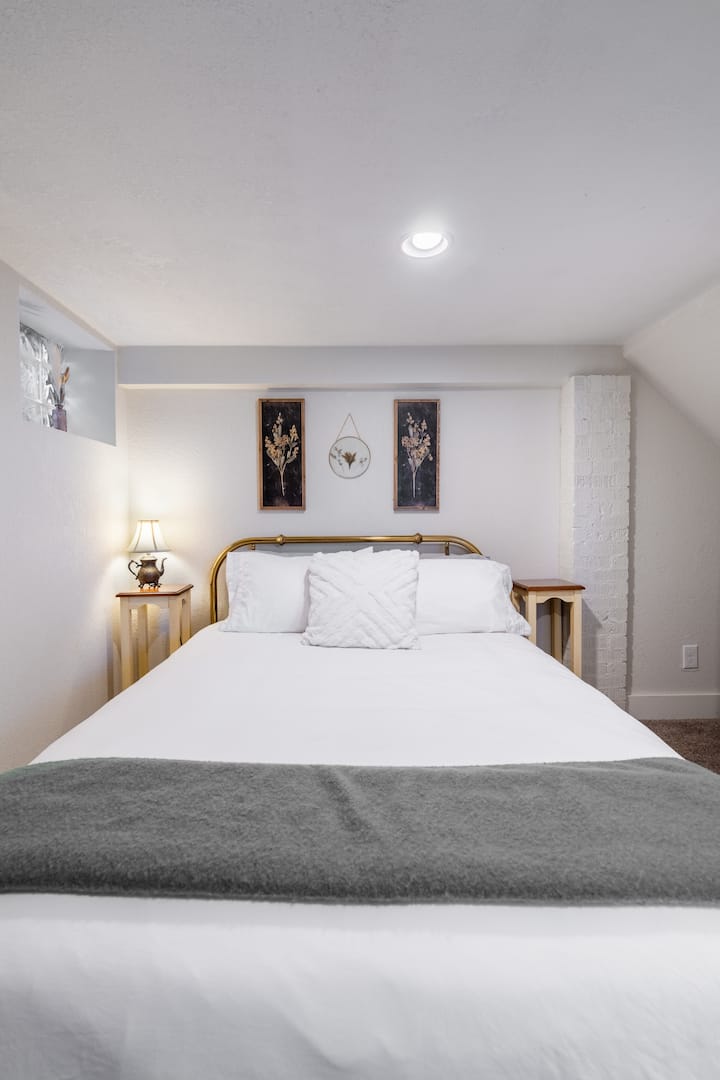 Kitanda cha kifalme chenye joto na kinachovutia chenye maelezo ya kawaida ya shaba.