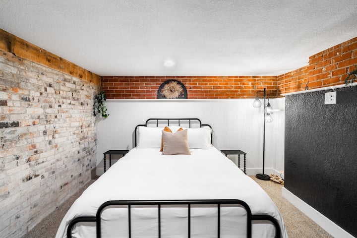 Malkia wa kisasa katika chumba cha kulala cha kipekee cha matofali.