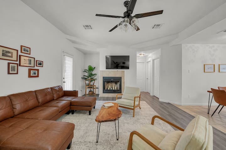 Modern Comfort Haven Fire Pit Pet-friendly - Copperas Cove, TX