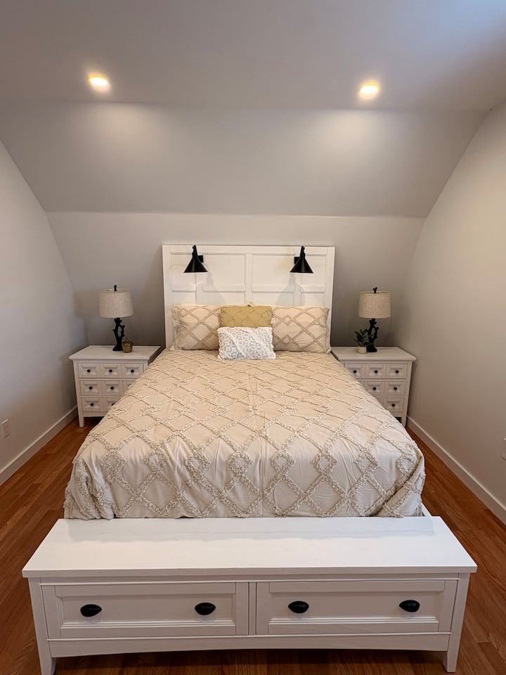 חדר שינה מס' 2 / מיטת קווין סייז