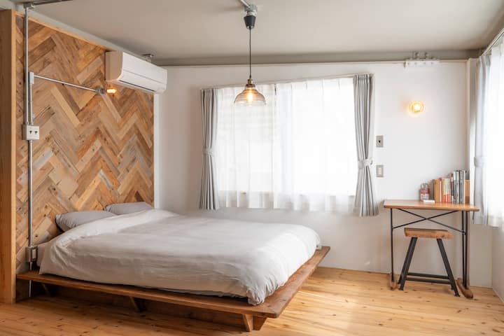 1 grand lit.Nous pouvons fournir deux autres ensembles de futons.