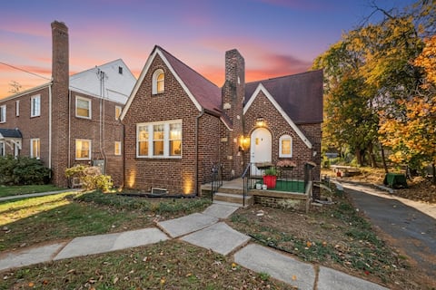 Sleep 24,Large Home near DC/4 Kitchens/driveway