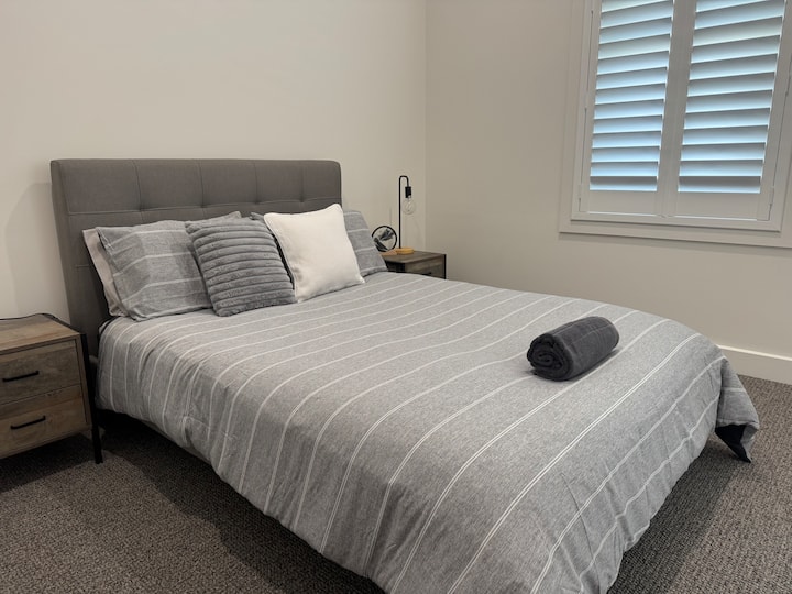 Cama doble con dos mesitas de noche y lámparas de noche. Ropa de cama. Toalla de baño incluida.
Cuna portátil alojada en las batas deslizantes de este dormitorio. Se requiere ropa de cama propia para la cuna portátil
Las persianas de plantación proporcionan un buen aislamiento 