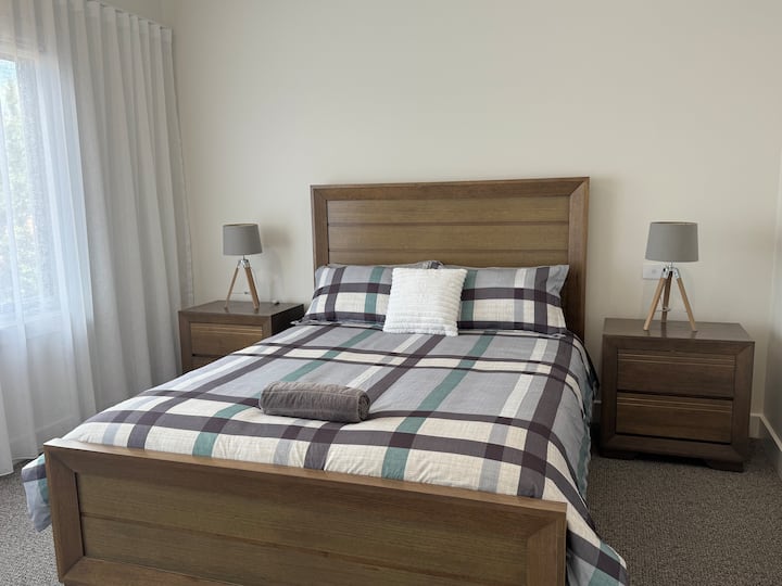 Cama tamaño queen con dos camas grandes y lámparas de noche. Se proporciona ropa de cama y toalla de baño