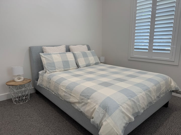 Cama tamaño queen con dos camas y lámparas de noche en esta habitación
Las persianas de plantación proporcionan un buen aislamiento y unas opciones de luz preciosas