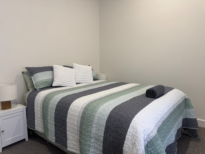 Cama tamaño queen con dos mesitas de noche y lámparas de noche. Se proporciona ropa de cama y toalla de baño.
Caballo para colgar ropa y aspiradora en el vestidor deslizante de esta habitación si es necesario durante su estancia
Persianas dobles en esta habitación