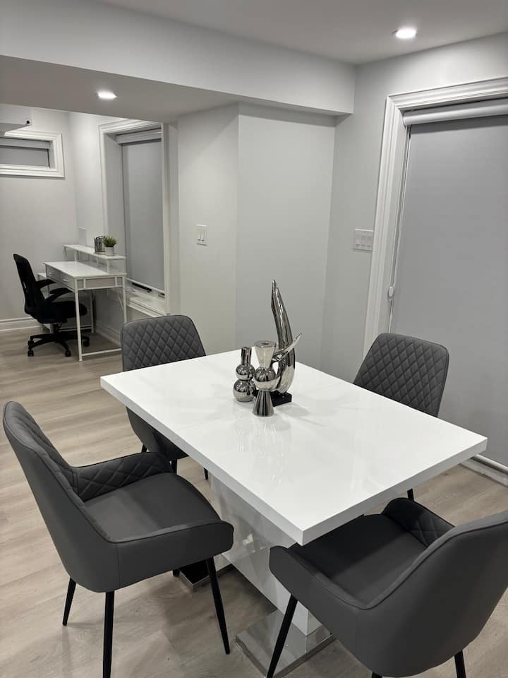 Bright 1-br Walk-out Suite | Private & Workspace - エイジャックス