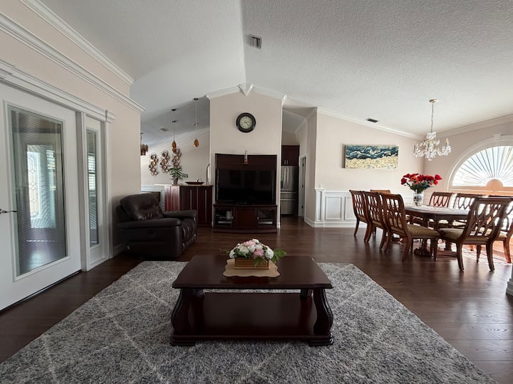 Bright 3br Home Near Beaches – Peaceful & Spacious - North Port, FL