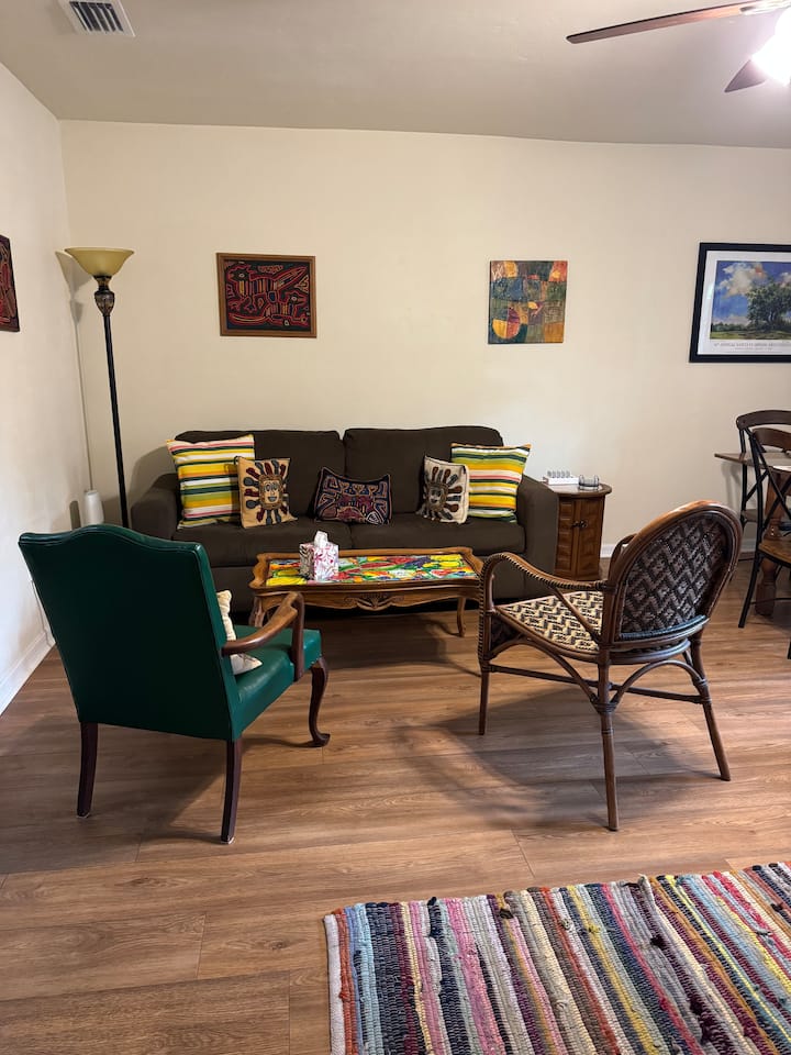 Dj's Cozy Campus Getaway - Gainesville