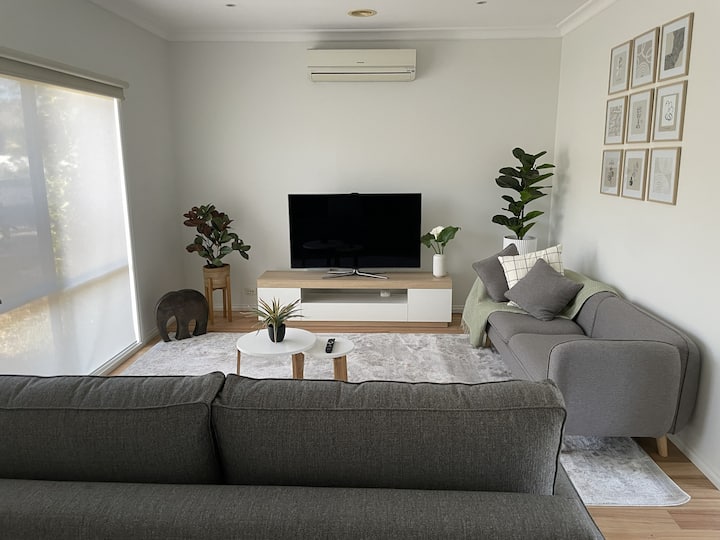 Modern Spacious Home Near Monash Uni & Hospital - Dandenong