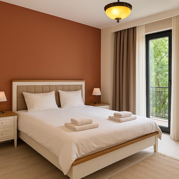 Dormitorio luminoso y relajante con una cómoda cama doble, decoración cálida y acceso directo a un balcón privado.