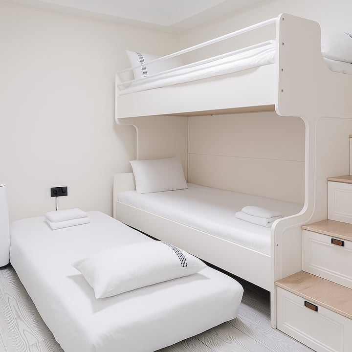Dormitorio luminoso y práctico con aire acondicionado, estante de almacenamiento y cómodo espacio para dormir para un máximo de tres huéspedes.