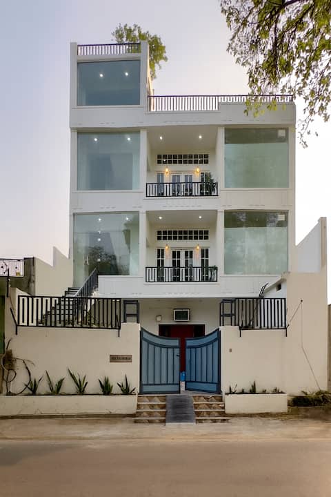 The Madhuban - 7 Bedroom - 1.4 Km from Ram Mandir