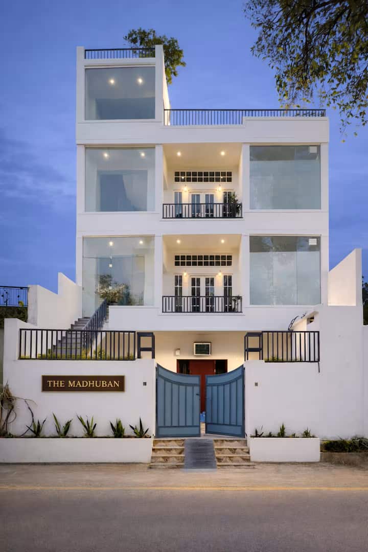 The Madhuban - 7 Bedroom - 1.4 Km from Ram Mandir