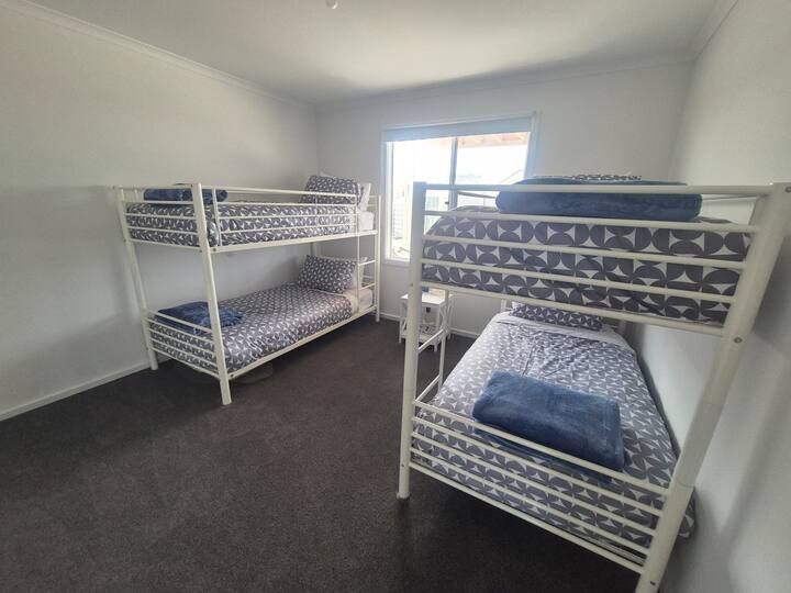 Спалня 3 с две единични двуетажни легла (на долния етаж)