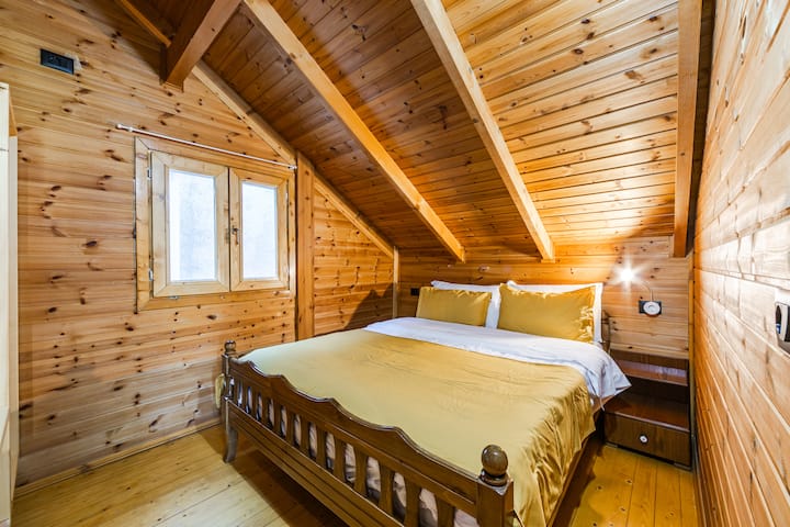 საძინებელი 1 პირველი სართულზეა, ორმაგი საწოლით