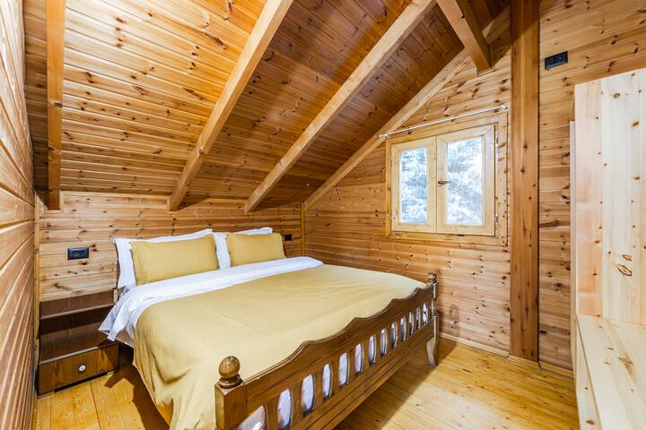 საძინებელი 2, რომელიც მდებარეობს პირველ სართულზე, ორმაგი საწოლით