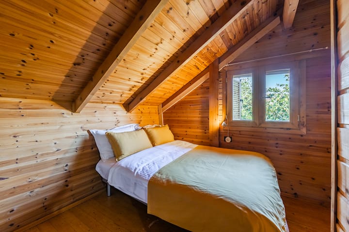 საძინებელი 3, რომელიც მდებარეობს პირველ სართულზე, ორადგილიანი საწოლით