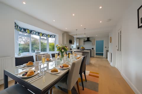 Modern Family Home, Garden, Parking, 5 Mins Town