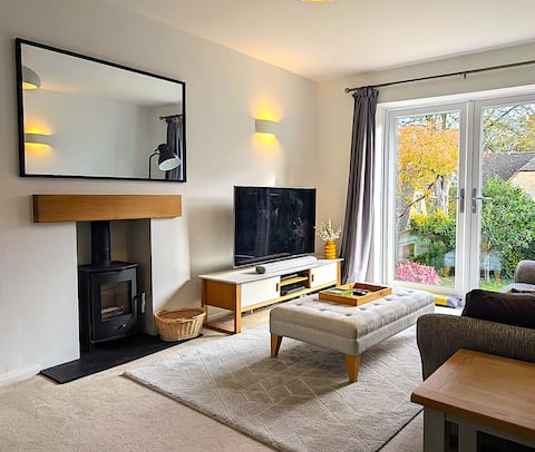 Top Airbnb: Modern, Central Cotswold Home | Parking | Garden in Stow On The Wold