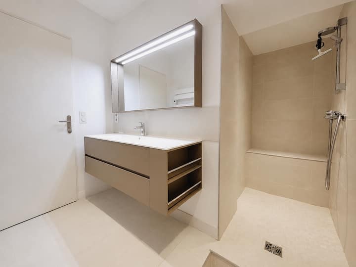 Salle de bain avec douche à l'italienne