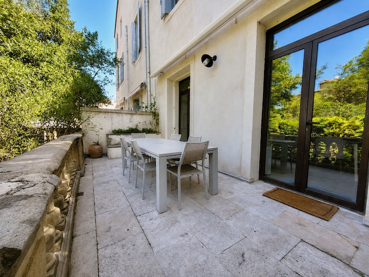Terrasse de 25 m² avec table