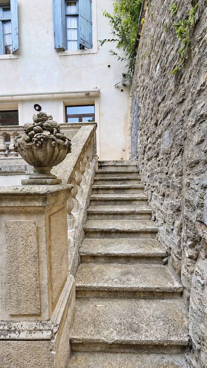Escalier en pierre de l'hôtel particulier
