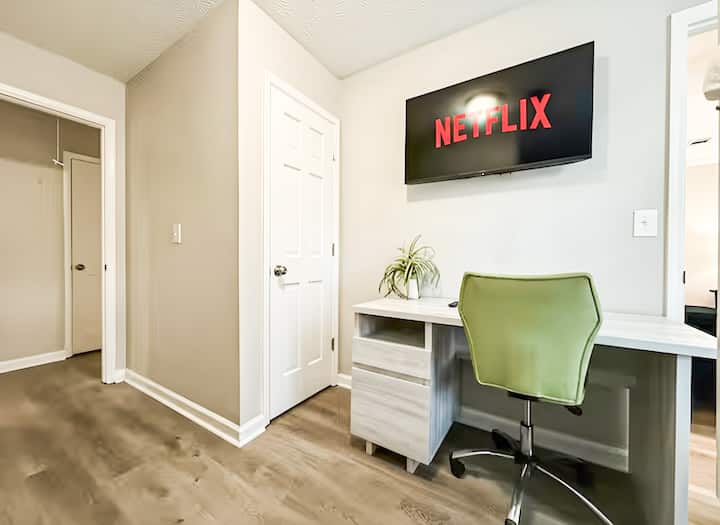 Vyhradený pracovný priestor s písacím stolom, stoličkou a inteligentným televízorom namontovaným na stene #HomeWorkspace #HighSpeedWiFiReady #RemoteWorkStay #WorkDesk